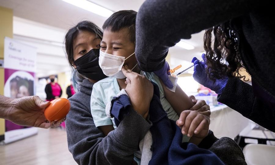 Vacina de mRNA contra COVID-19 para crianças tem eficácia abaixo da recomendada para aprovação Sebastian, de 6 anos, recebe uma dose da vacina Pfizer contra Covid-19