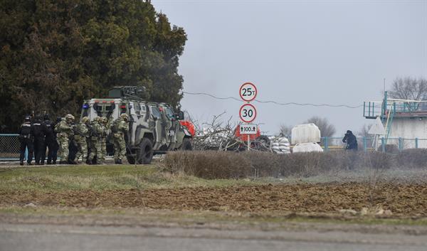 Tropas russas tomam controle da cidade de Kherson, diz prefeito do município Polícia ucraniana e militares da Guarda Nacional participam de um exercício perto da vila de Kalanchak, no distrito de Skadovsk, na área de Kherson, sul da Ucrânia.
