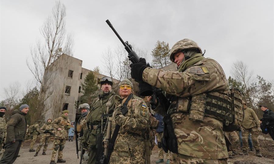 Reservistas da Defesa Territorial da Ucrânia participam de um exercício militar perto de Kiev, Ucrânia, em 19 de fevereiro de 2022
