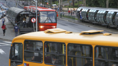 Ônibus em Curitiba a R$ 5,50, em Araucária a R$ 1,70: qual o peso do subsídio nas tarifas? Transporte coletivo em Curitiba
