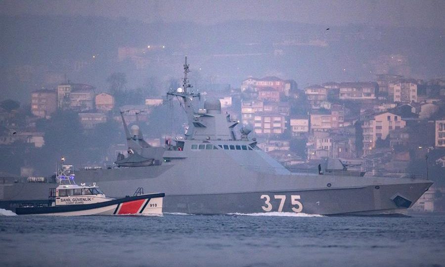 O avanço da guerra pelo Mar Negro e seu impacto no comércio marítimo O navio da Marinha Russa Dmitry Rogachev 375 navega em direção ao Bósforo no Mar Negro com um barco da Guarda Costeira turca acompanhando, em Istambul, Turquia, 16 de fevereiro de 2022