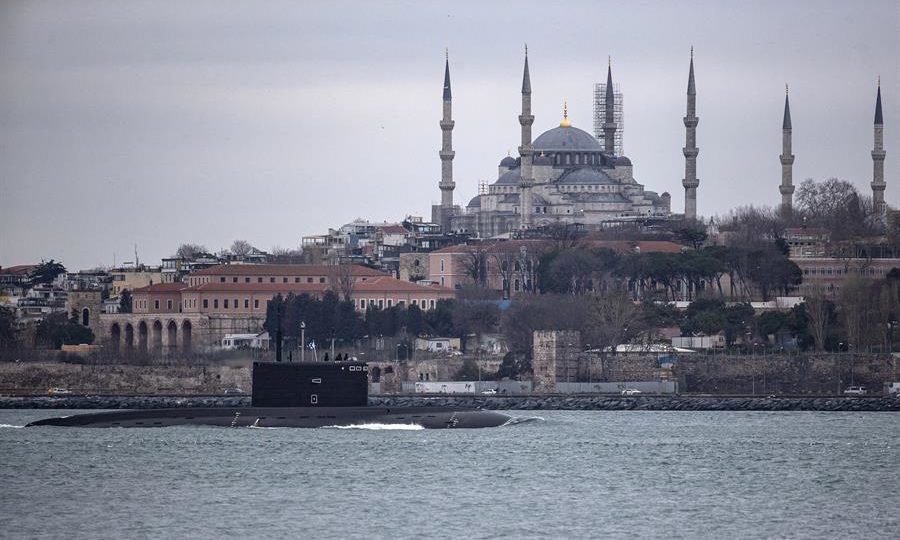 Submarino da Marinha Russa transita pelo Mar Negro, em frente à Mesquita Azul de Istambul, na Turquia, em 13 de fevereiro de 2022: exercícios maciços em meio às tensões entre a Rússia e a Ucrânia