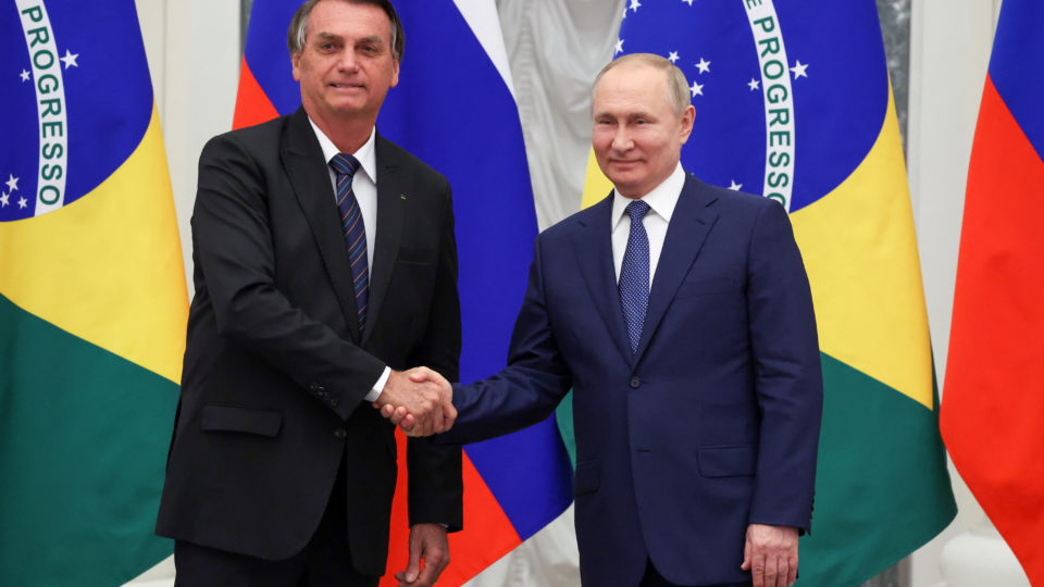Como a mesma propaganda contra a Ucrânia pode ser tão eficiente entre petistas e bolsonaristas? Os presidentes Jair Bolsonaro e Vladimir Putin no encontro de fevereiro em Moscou