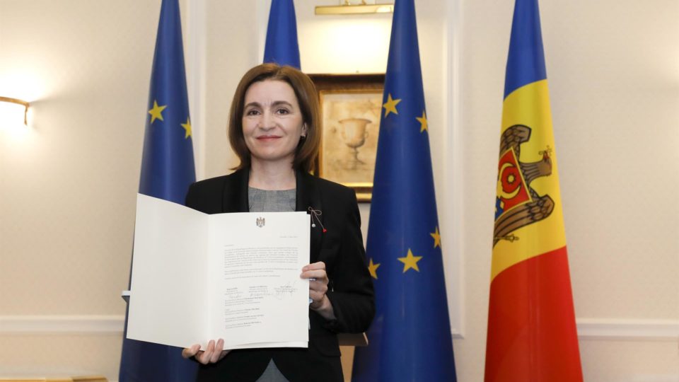 Mais países querem entrar na União Europeia e Otan. O tiro da Rússia saiu pela culatra? A presidente da Moldávia, Maia Sandu, mostra a carta com o pedido para entrada do país na UE
