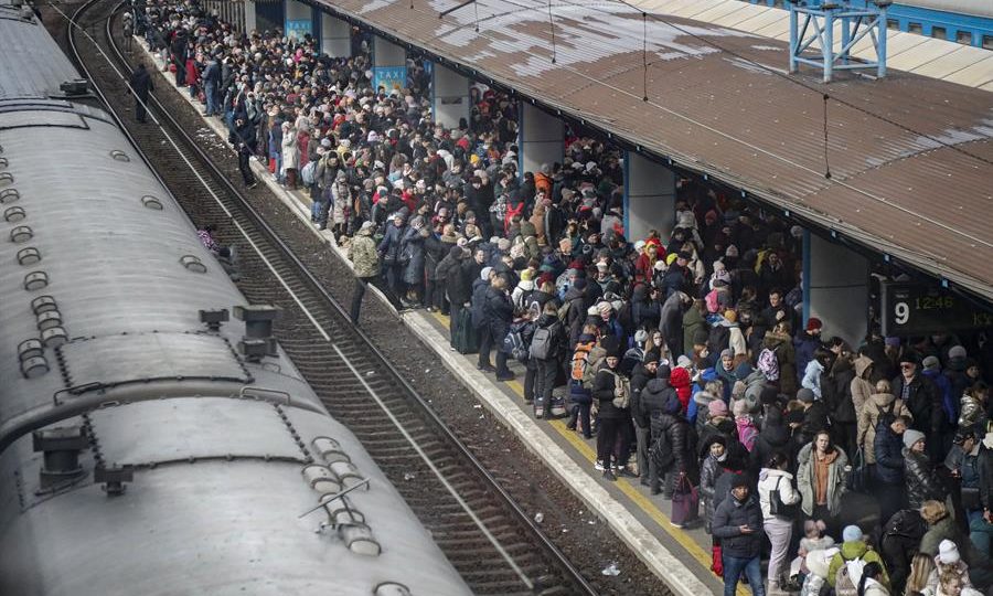 Ucranianos esperam em estação de trem, em Kiev, para fugir do país