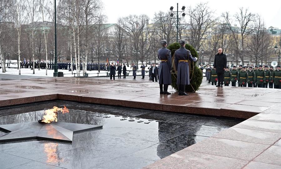 O presidente russo, Vladimir Putin, participa de cerimônia no Jardim Alexander do Kremlin, em 23 de fevereiro, véspera da invasão da Rússia à Ucrânia