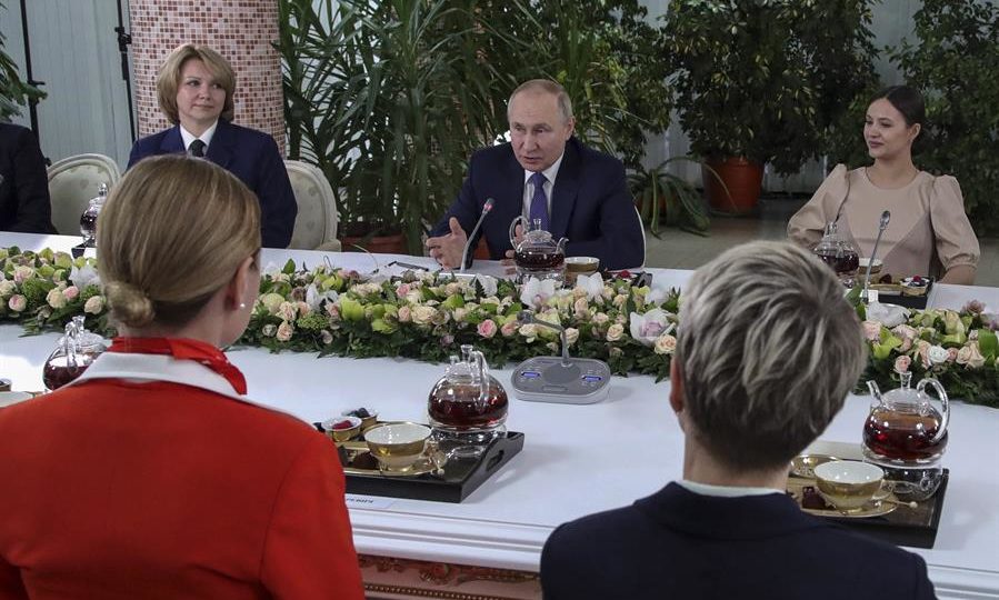 O presidente da Rússia, Vladimir Putin, em reunião com mulheres tripulantes de voo de companhias aéreas russas, neste sábado