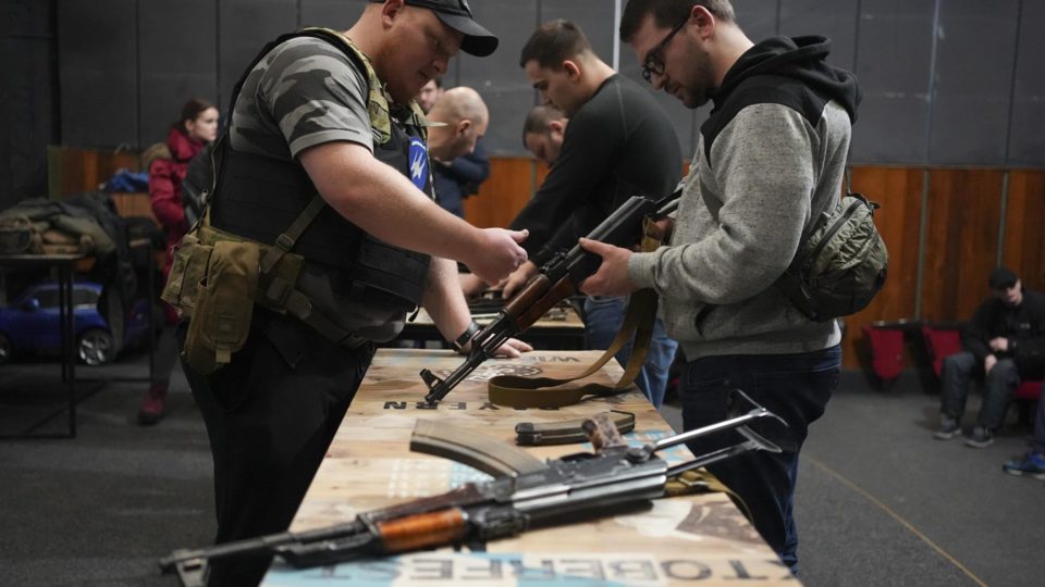 Rússia anuncia retomada da ofensiva militar contra a Ucrânia Ucranianos sendo ensinados a manejar armas para a guerra contra a Rússia.