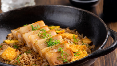 Aprenda a preparar o Arroz chaufa, prato típico peruano Arroz chaufa é um prato típico peruano, que mistura influências andinas e chinesas.