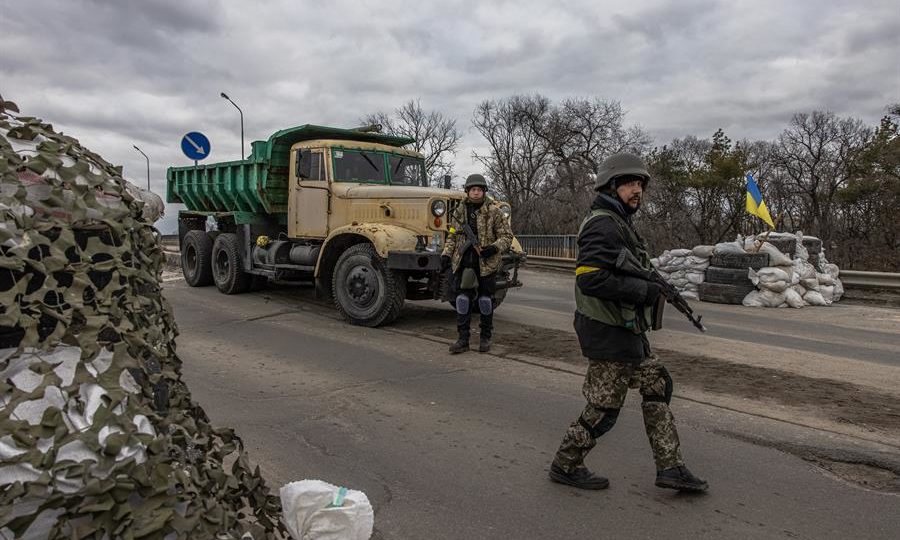 Membros das Forças de Defesa Territoriais montam guarda em um posto de controle, na linha de frente oriental da região de Kiev, no sábado