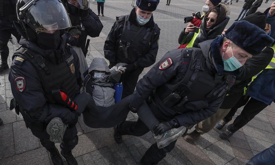 Policiais russos prendem manifestante em Moscou, neste domingo