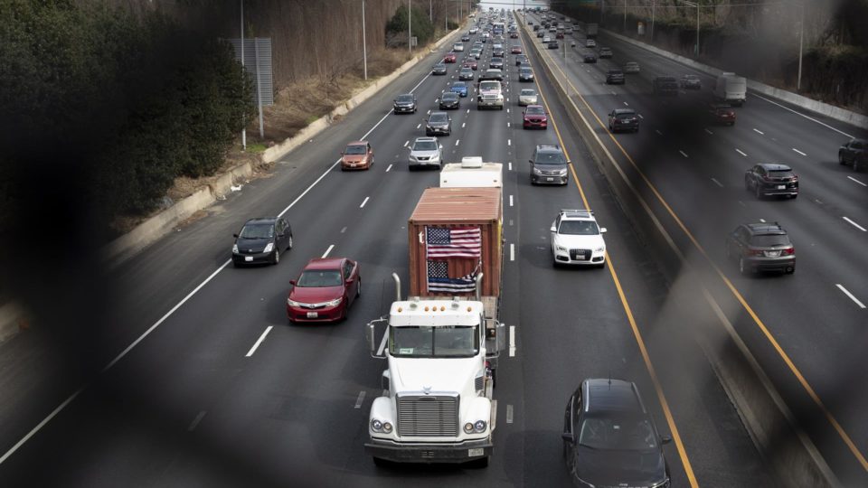 Caminhoneiros protestam em Washington contra restrições decorrentes da pandemia Contra restrições decorrentes da pandemia da Covid-19, caminhoneiros protestam em Washington
