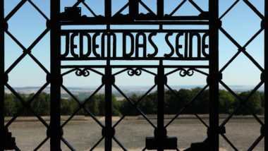 A concepção nazista da humanidade vem obtendo sucesso Portão do campo de concentração de Buchenwald, em Weimar, na Alemanha, com os dizeres “Cada um na sua”.