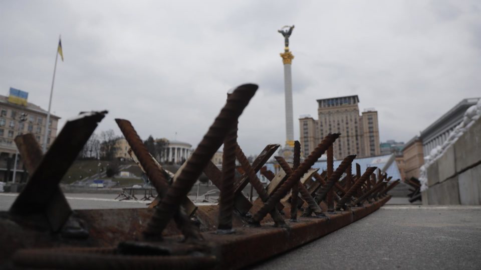 Foguetes antitanque dos EUA são esperança ucraniana para salvar Kiev Barreira na capital da Ucrânia, Kiev: Ocidente alega que está enviando apenas armas de defesa, mas não se sabe até quando Moscou manterá posição passiva sobre o tema