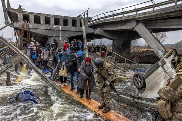 Ucrânia pede ajuda da ONU para remoção de corpos de soldados russos Ponte destruída em Irpin. Cidadãos passam pela destruição de prédios e dezenas de milhares de corpos na Ucrânia.