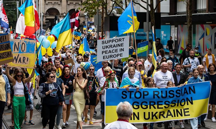 Guerras coloridas Manifestação contra a guerra na Ucrânia em Melbourne, Austrália.