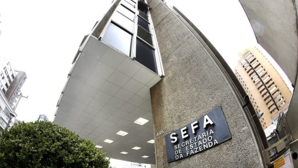 G7 insiste em negociação com governo para barrar taxa ligada a benefícios fiscais Sede da Secretaria Estadual de Fazenda do Paraná.