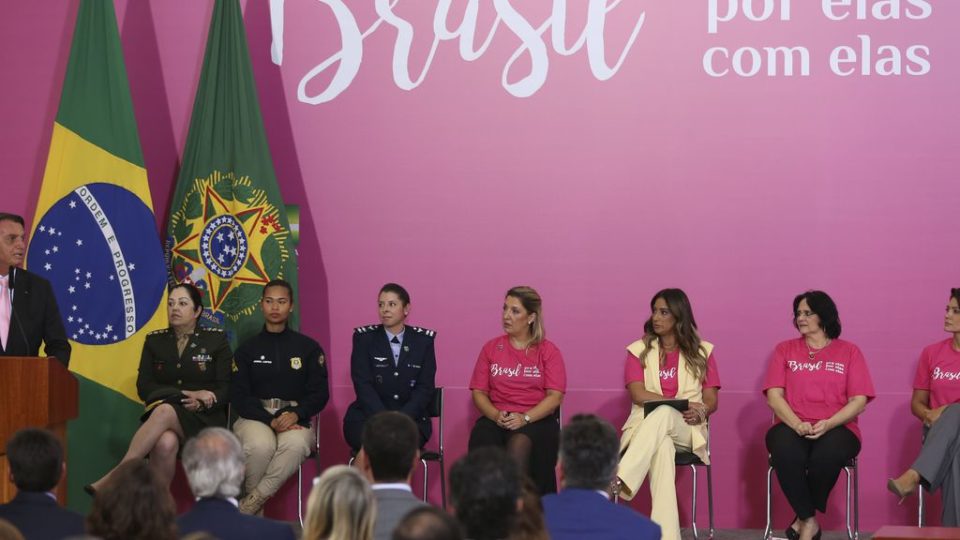 Bolsonaro assina decretos de proteção e incentivo às mulheres O presidente Jair Bolsonaro assinou nesta terça-feira (8) vários decretos com medidas voltadas às mulheres, durante cerimônia no Palácio do Planalto em celebração ao Dia Internacional da Mulher.