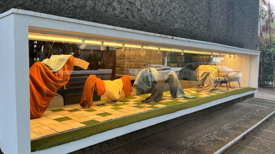 Lojas da Alameda Gabriel irão expôr vitrines assinadas por estudantes de Design e Arquitetura Cerca de 40 lojas participam da ação.