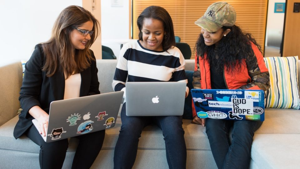 Participação das mulheres na tecnologia deve ser incentivada desde a educação básica É crucial que as empresas de tecnologia promovam iniciativas voltadas à contratação de mulheres
