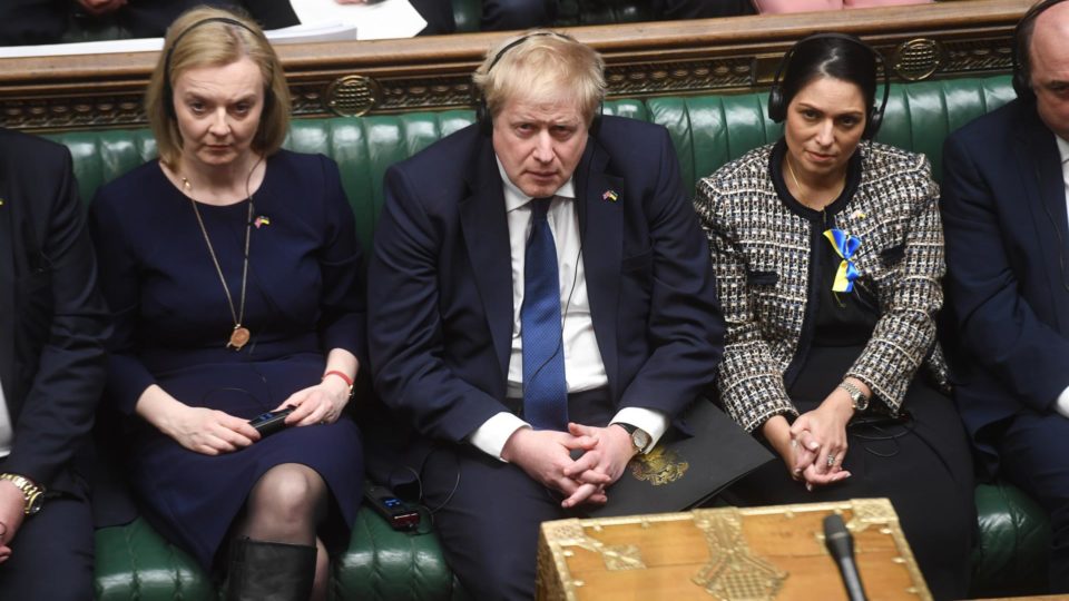 “Não nos renderemos”, diz Zelensky ao Parlamento do Reino Unido Da esquerda para a direita: a secretária de Relações Exteriores da Grã-Bretanha, Liz Truss, o primeiro-ministro, Boris Johnson, e a secretária do Interior, Priti Patel, ouvindo o presidente ucraniano Zelensky discursando via vídeo no Parlamento britânico.