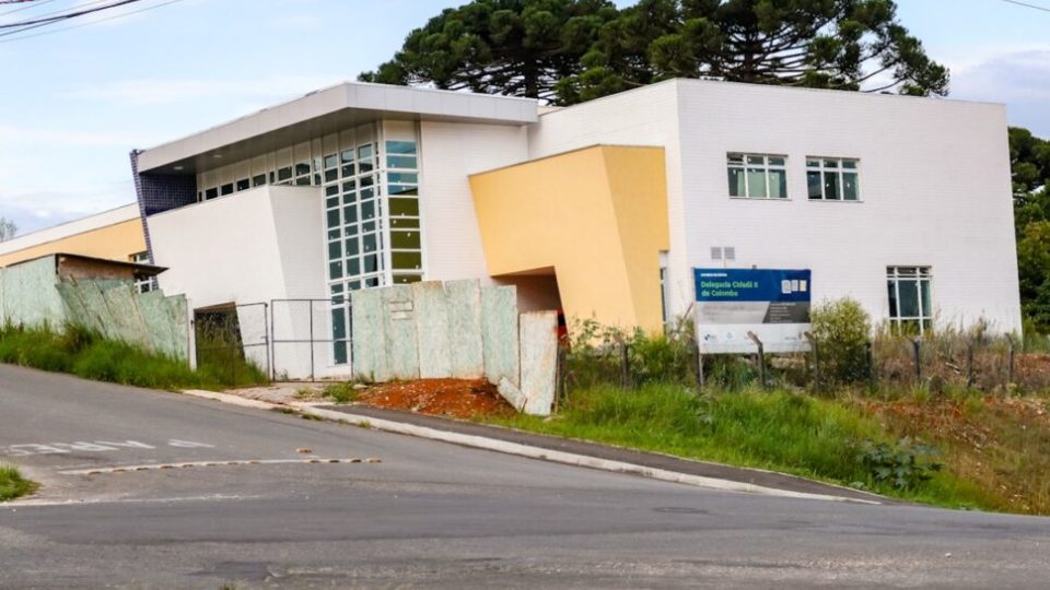 Delegacia em construção é alvo de furtos na Região Metropolitana de Curitiba urtos e vandalismo nas obras da nova delegacia de Colombo são denunciados por moradores da região.