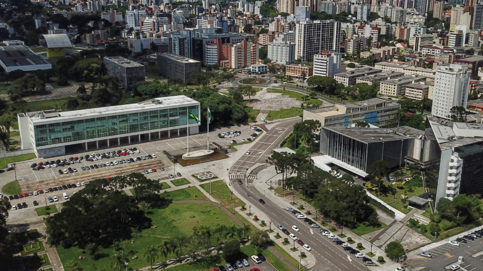 Denunciada pela Operação Fidúcia assume superintendência ligada a organizações sociais Palácio Iguaçu, sede do governo do Paraná, e a Assembleia Legislativa, no Centro Cívico, em Curitiba