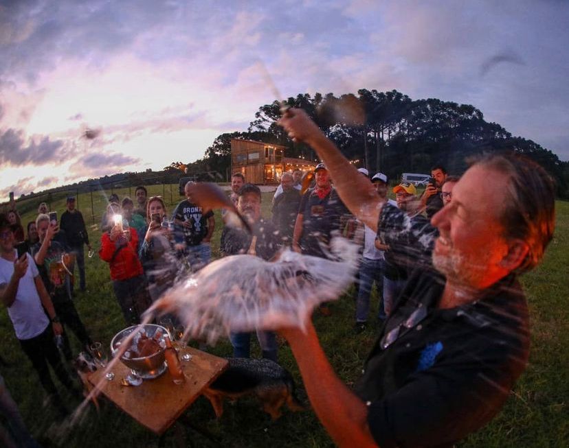 O anfitrião Chef Dobis estoura o espumante no método sabrage. Foto: Laertes Soares/Divulgação O anfitrião Chef Dobis estoura o espumante no método sabrage. Foto: Laertes Soares/Divulgação