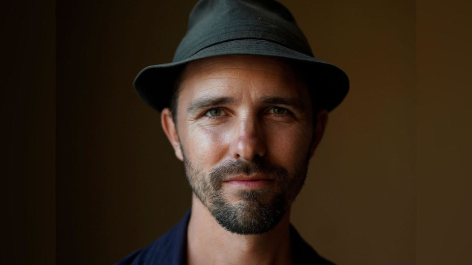 “É uma perda de tempo fazer algo que é somente uma variação daquilo que já conhecemos”, diz Maarten Baas Rosto de Maarten Baas. Ele usa um chapeu.