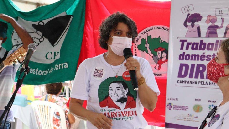 Sem autorização da diretoria, deputada exalta Lula e faz discurso político em escola