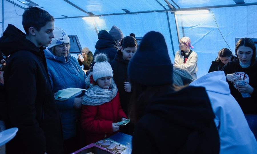Refugiados de locais afetados por bombardeios chegam a Lviv: cidades ocidentais da Ucrânia funcionam como “reserva de normalidade econômica”