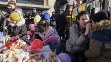 Corredor de Mariupol é bloqueado e evacuação avança em Kiev Pessoas esperam do lado de fora de um escritório de imigração na Bélgica, nesta quinta, depois de fugir da Ucrânia
