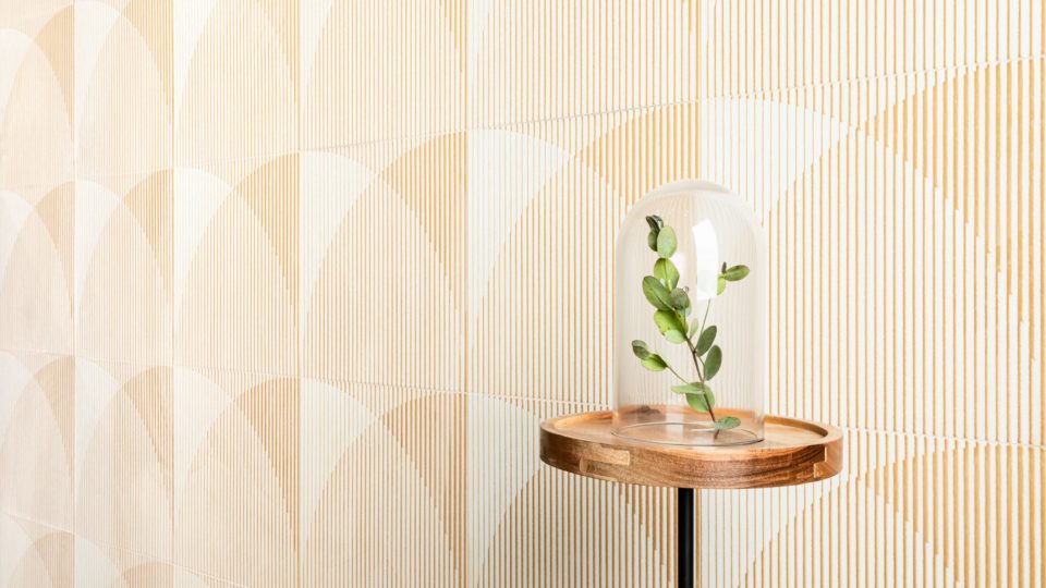 Bauhaus, Memphis e Art Deco inspiram corrente retrô de revestimentos Azulejo Tintoretto, da Decortiles, usa linhas retas e arcos para criar um efeito óptico