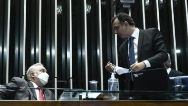 Senado aprova projeto que cria vale-gasolina e muda política de preços da Petrobras Senadores Jean Paul Prates (PT-RN), relator do PL 1.472/2021, e Rodrigo Pacheco (PSD-MG), presidente do Senado, durante sessão desta quinta-feira (10)