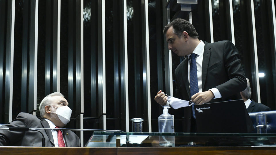 Senadores Jean Paul Prates (PT-RN), relator do PL 1.472/2021, e Rodrigo Pacheco (PSD-MG), presidente do Senado, durante sessão desta quinta-feira (10)
