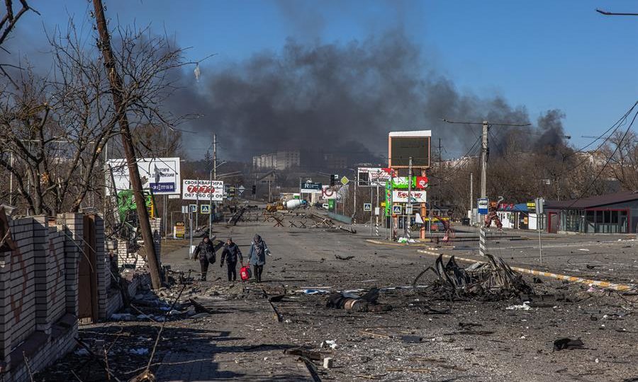 Moradores de uma localidade controlada por russos na região de Kiev, na quinta-feira (10)