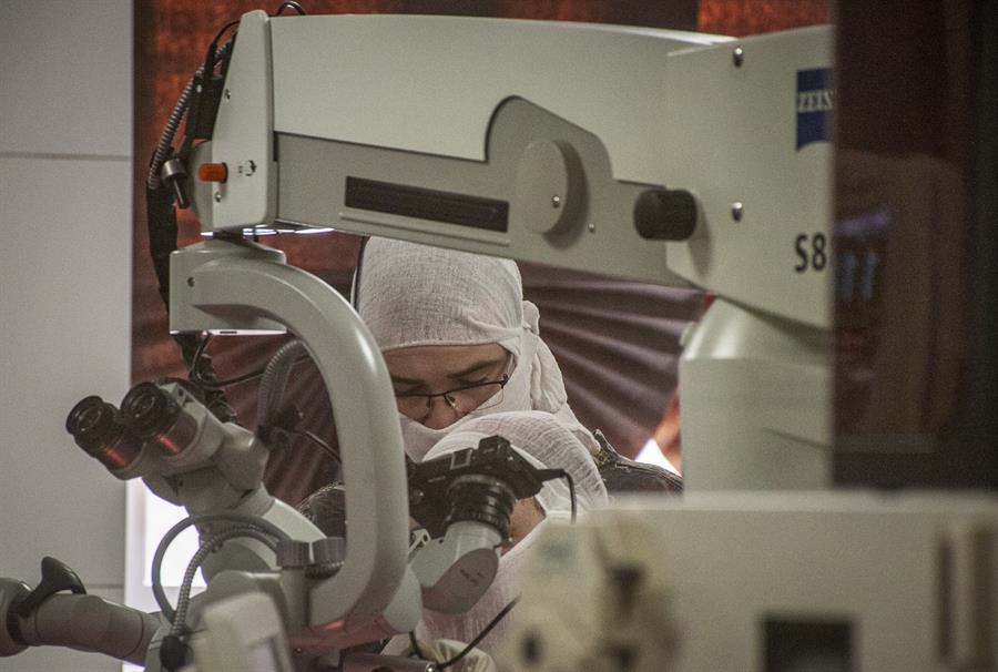 Médico faz cirurgia em paciente na cidade de Kharkiv: instalações de saúde têm sido alvo dos russos, segundo a Ucrânia