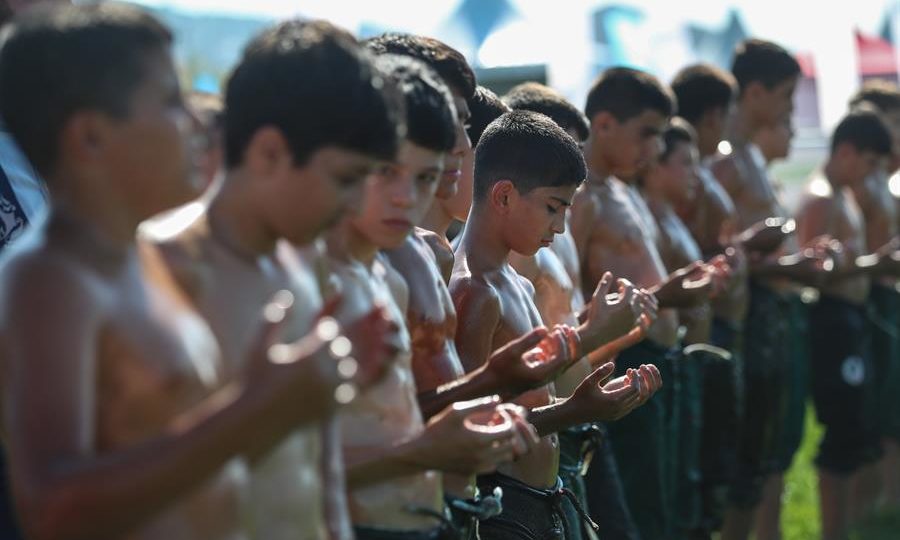 Sírios como bucha de canhão e o fracasso das negociações na Ucrânia Jovens refugiados sírios em Istambul, na Turquia, em foto de 19 de setembro de 2021