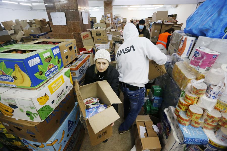 Voluntários separam doações de alimentos na Ucrânia