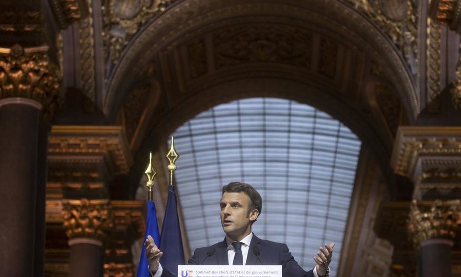 O presidente francês, Emmanuel Macron, em coletiva de imprensa após reunião informal de chefes de Estado da UE, nesta sexta-feira