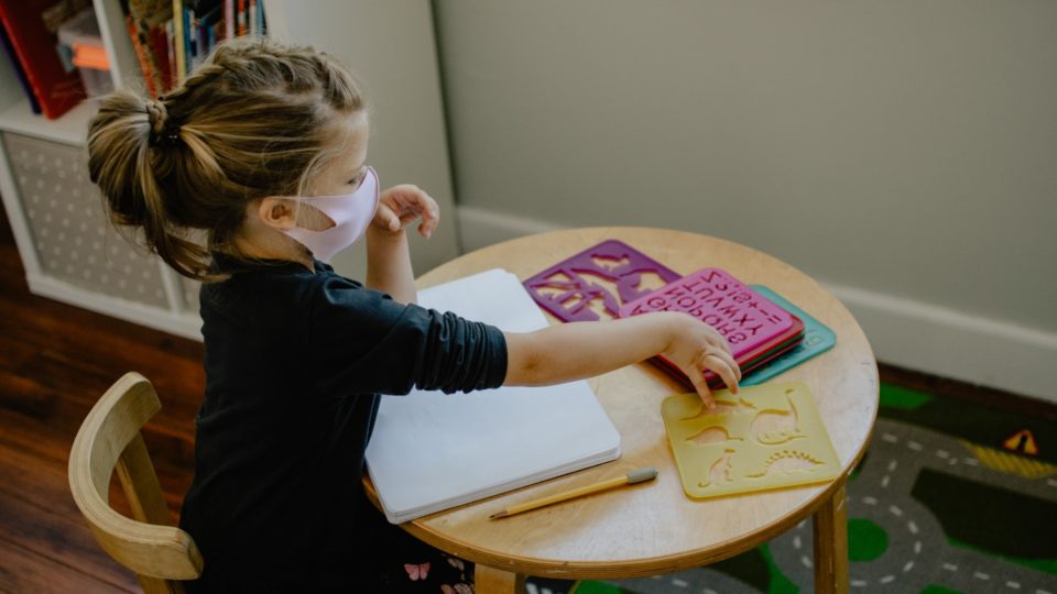 Grupos de pais se mobilizam pelo fim das máscaras nas salas de aula Pais estão preocupados com possíveis problemas ocasionados pelo uso contínuo de máscaras pelas crianças nas salas de aula.