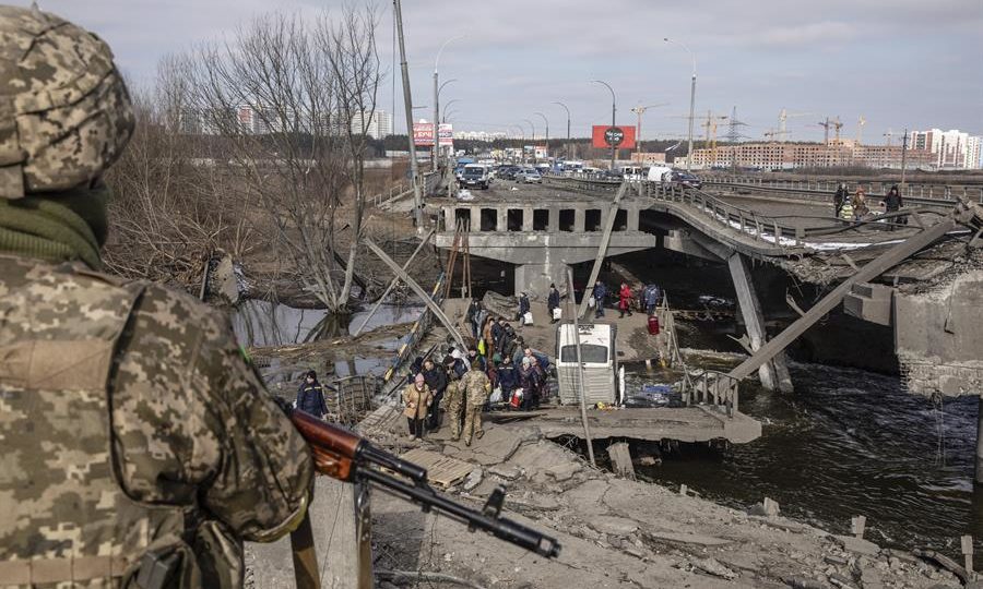 Ucranianos fugindo de Irpin, na região de Kiev, nesta semana