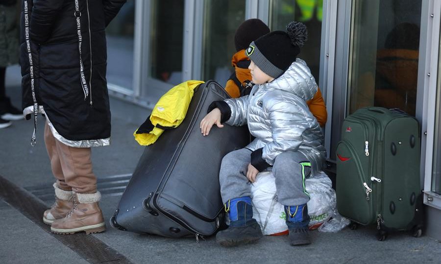 Refugiados ucranianos chegam à Polônia neste sábado