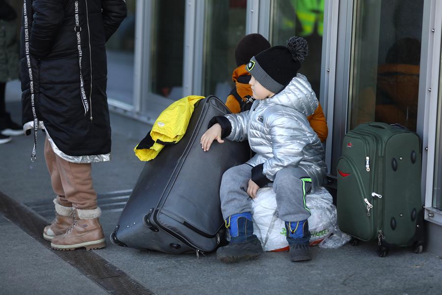 Refugiados ucranianos chegam à Polônia neste sábado
