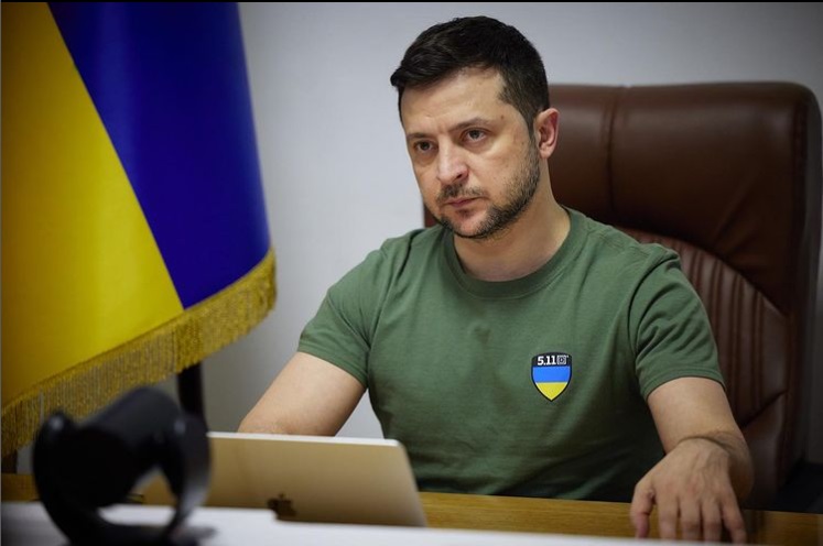 Volodymyr Zelensky fez o anúncio na manhã deste domingo (13)