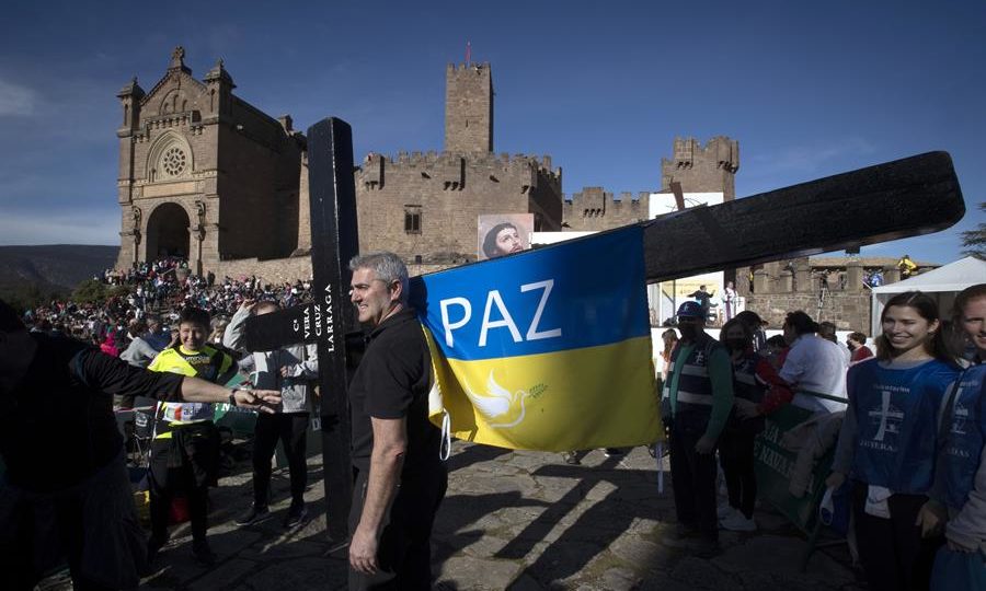 Manifestações ao redor do mundo, como esta em Navarra, pedem o fim da guerra na Ucrânia, neste fim de semana