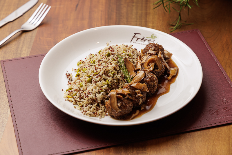 Arroz de quinoa com bolinho vegano, do Frères Gastronomia.