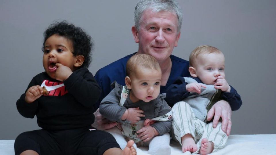 O médico Dermot Kearney com três dos bebês salvos graças ao tratamento de reversão do aborto.
