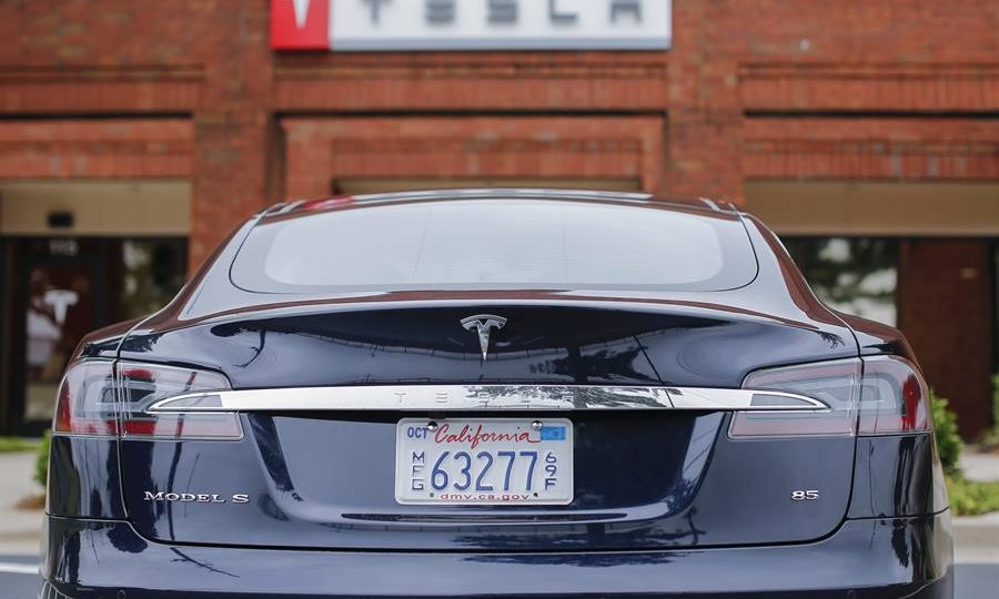 Que comam brioches e dirijam Teslas Um sedã Tesla Model S estacionado do lado de fora de um showroom de propriedade da empresa em Marietta, Geórgia, EUA