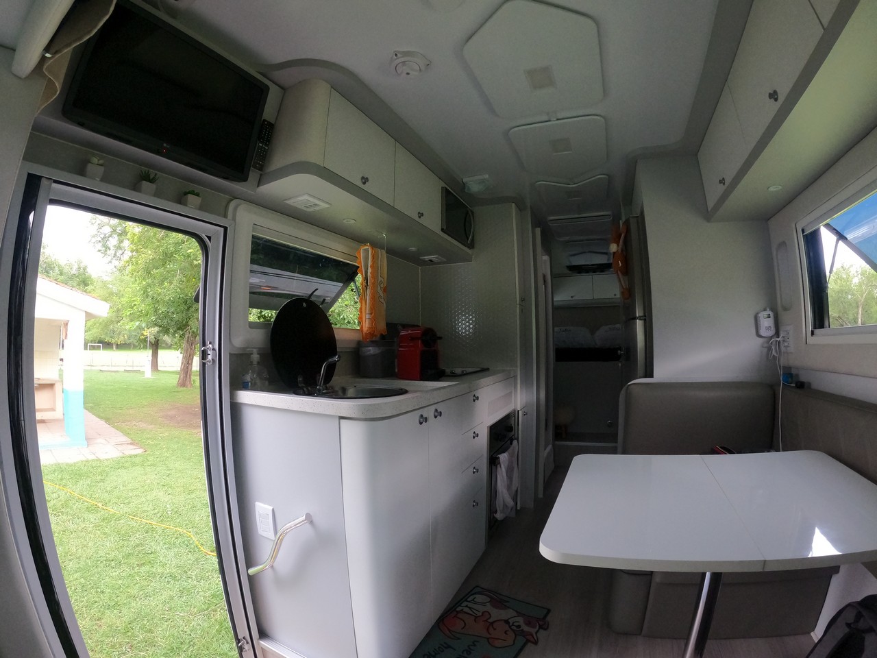 O motorhome ficou pronto em outubro de 2021, pois a cabine de alumínio levou três meses para ser fabricada pela Mercedes-Benz. O motorhome ficou pronto em outubro de 2021, pois a cabine de alumínio levou três meses para ser fabricada pela Mercedes-Benz.